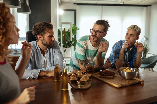 Comment les espaces publics sont-ils utilisés pour promouvoir l'art et la culture dans les villes ?